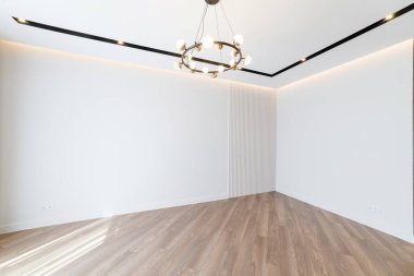 Doğal ahşap zeminli beyaz bir odanın içi.