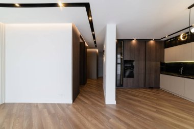 Evin içinde aydınlık duvarlar ve yeni mobilyalar var.