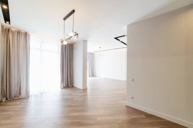 Büyük pencereleri ve zemini olan yeni bir evde beyaz iç mekan.