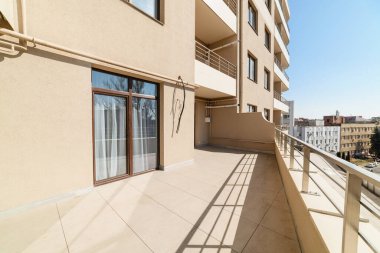 Temiz, boş, geniş, pencereli parlak balkon