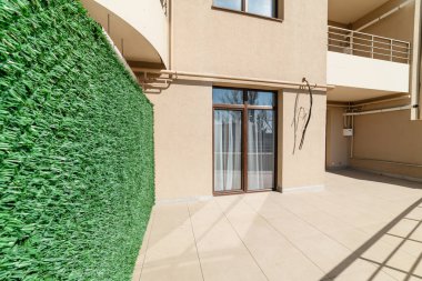 Yeşil bölmeli, yeni, geniş, temiz balkon.