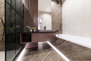 Banyonun içi beyaz banyo ve aynayla dolu.