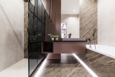 Yeni banyo, banyo ve duş.