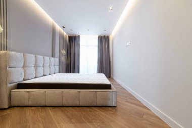 Evin içinde büyük bir yatak olan dinlenme odasının parlak iç mekanı.