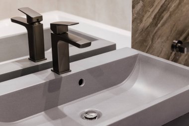 Temiz boş lavabo ve metal musluk grisi