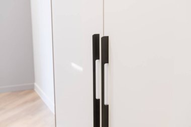 Siyah metal saplı beyaz kapının içi.