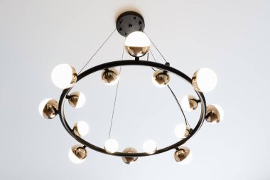 Lambalı metal lamba ve beyaz arka planda ışık