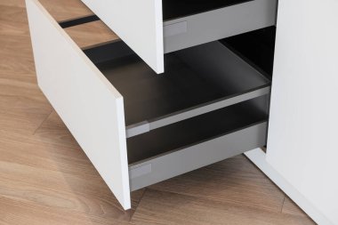 Evin içinde yeni mutfak mobilyaları var.