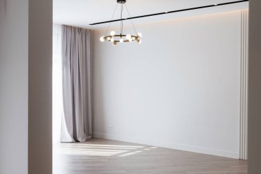 Avizesi ve ışığı olan parlak, büyük bir evin içinde.