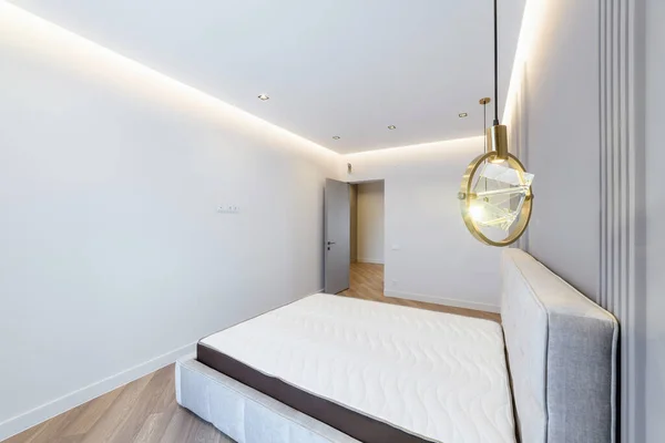 Nieuwe Schone Lichte Kamer Het Huis Met Een Groot Bed — Stockfoto