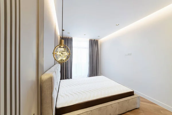 Büyük Yataklı Işıklandırmalı Bir Odanın Tasarımı — Stok fotoğraf