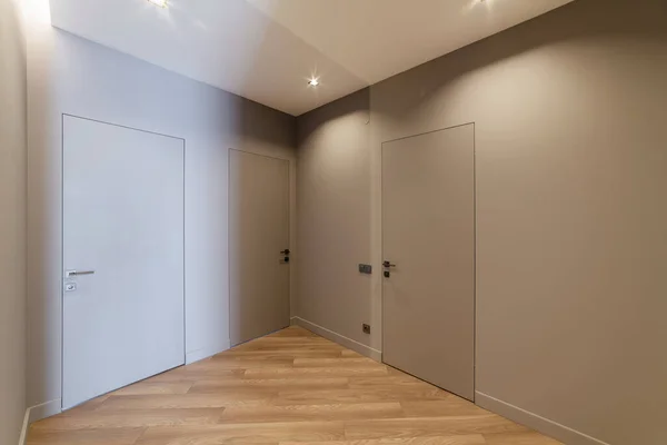 Neue Saubere Graue Wände Und Türen Der Inneneinrichtung Des Hauses — Stockfoto