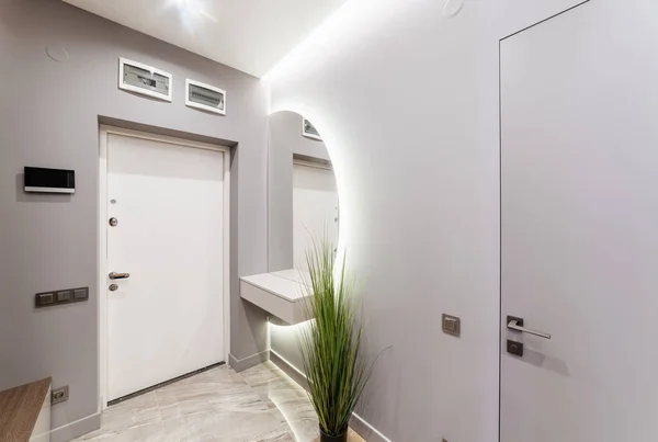 白い扉と鏡の廊下の明るいインテリア — ストック写真