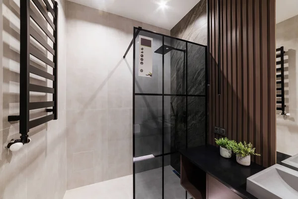 Intérieur Lumineux Salle Bain Avec Une Cloison Verre Douche — Photo