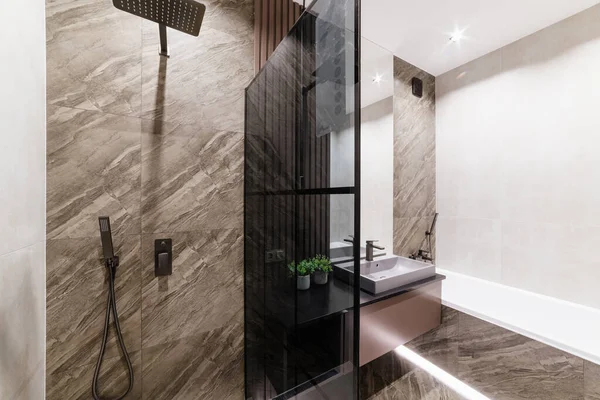 Duşlu ve küvetli yeni banyo.