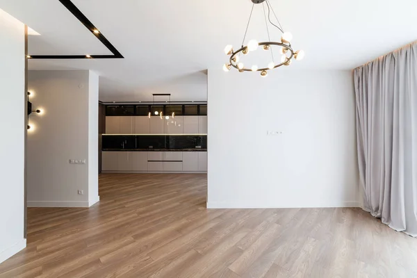 黒いランプと木の床の白い部屋のインテリア — ストック写真