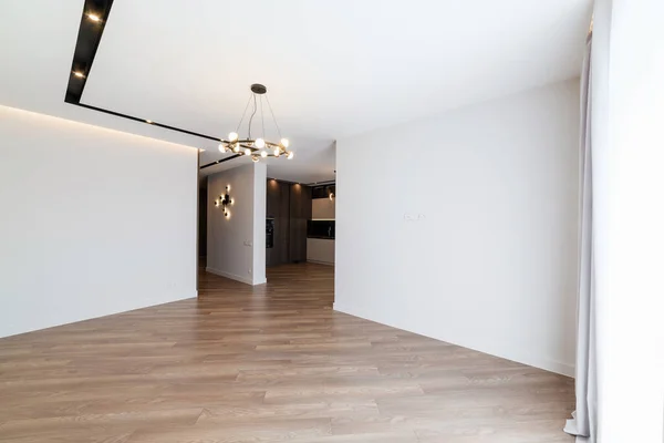 Nieuw Schoon Interieur Met Witte Muren Vloer Van Natuurlijk Hout — Stockfoto