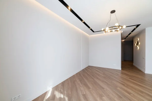 白壁と天然木の床のある 清潔で明るい部屋 天井の照明は — ストック写真