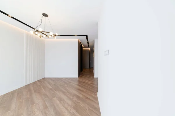 床のあるロフトスタイルの家の白い空の部屋のインテリア — ストック写真