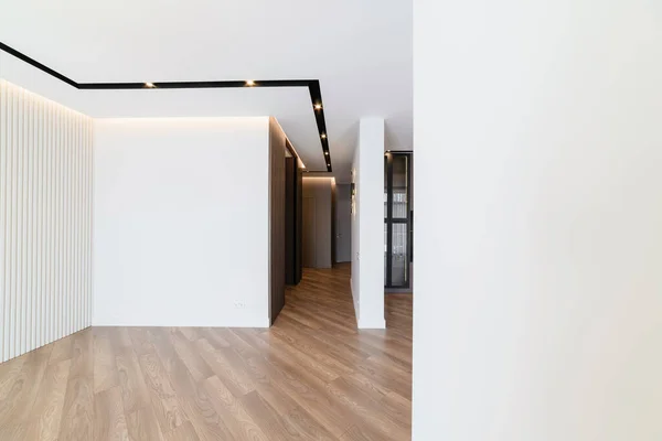 暗い木の床を持つ白い部屋の新しいインテリアデザイン — ストック写真