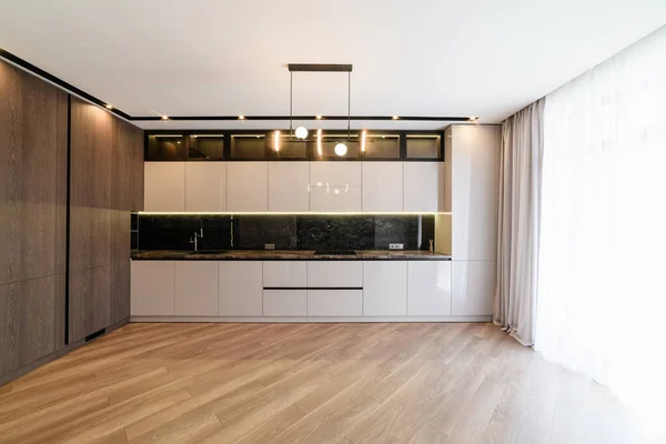 Nuevo Interior Una Cocina Blanca Una Casa Con Suelos Oscuros — Foto de Stock