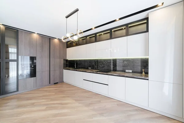 Interior Nueva Cocina Blanca Con Suelo Oscuro Lámpara —  Fotos de Stock