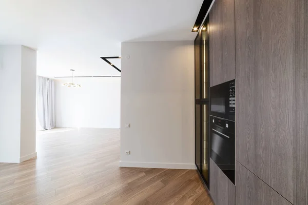 暗い木製のファサードや家電付きの明るいキッチンインテリア — ストック写真