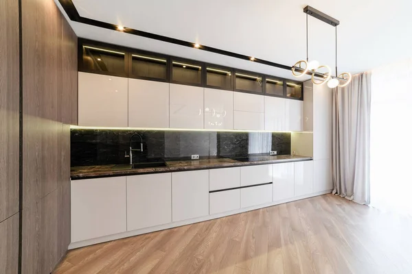 Nueva Cocina Blanca Interior Casa Con Una Gran Ventana Suelo —  Fotos de Stock