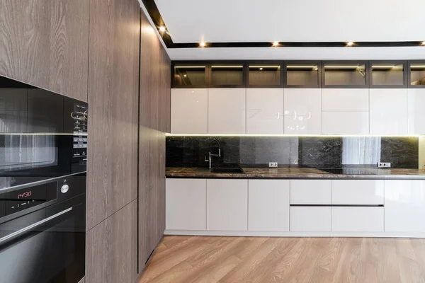Beyaz Koyu Cepheli Yeni Temiz Mutfak — Stok fotoğraf