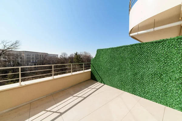 Зеленая Декоративная Стена Большом Ярком Балконе Доме — стоковое фото