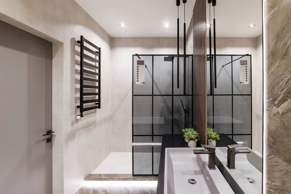 Stylový Moderní Koupelnový Interiér Novém Domě Zrcadlo Skleněná Stěna — Stock fotografie