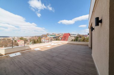 Koyu karoları ve mavi gökyüzü olan boş yeni balkon.