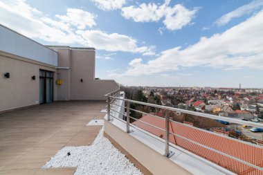 Balkondan şehir manzaralı büyük, temiz bir balkon.