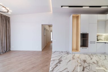 Yeni bir evde odası olan mutfağın parlak iç mekanı.