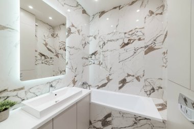 Evin içindeki parlak, temiz banyo.