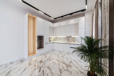 Evin yeni iç kısımlarında temiz beyaz modern mutfak.