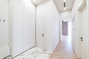 Karanlık zemini olan büyük bir ışık koridorunun içinde.