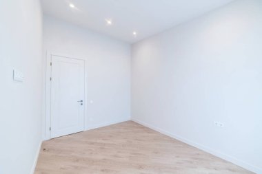 Meditasyon ve rahatlama için beyaz boş bir odanın iç tasarımı