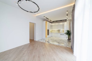 Mutfak ve odanın içinde beyaz avize duvarları var.