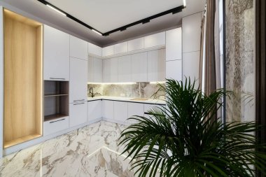 Modern bir evin içindeki yeni, saf beyaz mutfak.