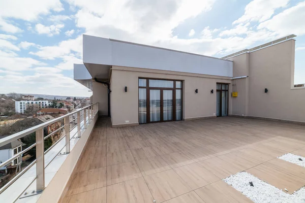 Gran Balcón Vacío Para Relajarse Una Casa Nueva — Foto de Stock