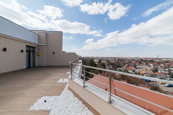 Großer Sauberer Balkon Mit Fliesen Und Steinen Stadtblick Vom Balkon — Stockfoto