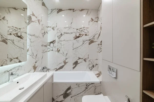 Světlý Koupelna Interiér Bílou Vanou Nábytkem — Stock fotografie