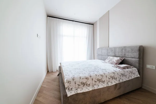 Geniş Pencereli Temiz Yataklı Beyaz Bir Oda — Stok fotoğraf