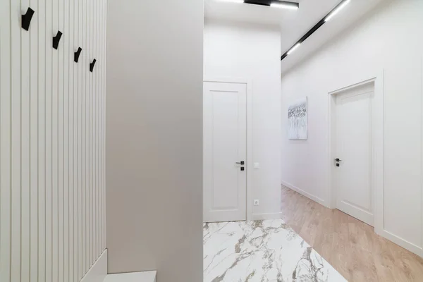 Interior Nuevo Pasillo Con Puertas Blancas Suelo Blanco — Foto de Stock