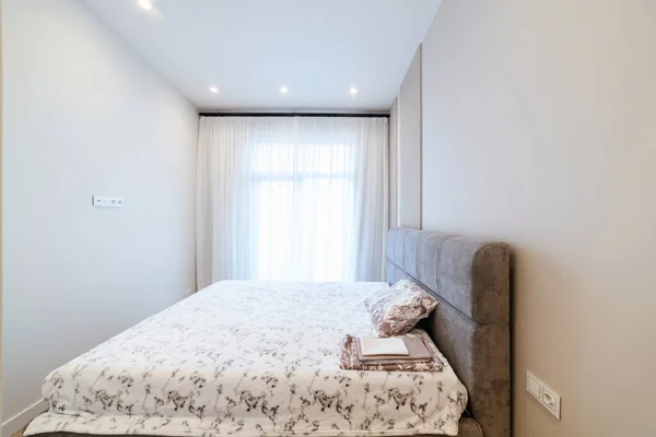 Interior Luminoso Una Habitación Con Una Cama Grande Para Dormir — Foto de Stock