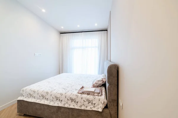 Nueva Cama Grande Limpia Interior Una Nueva Habitación — Foto de Stock