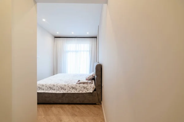 Interior Dormitorio Con Una Cama Grande Una Casa Nueva — Foto de Stock