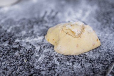 Un serpiştirilmiş mermer bir levhada taze hamur.