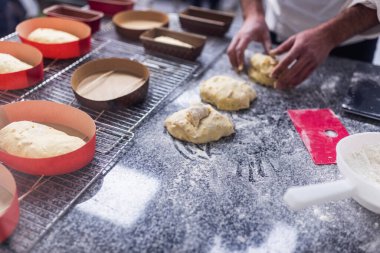 Adam ekmek pişirmek için hamur hazırlıyor.